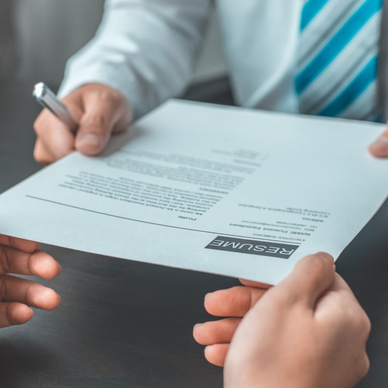 Interested in working with a virtual assistant? Here are the 6 things you need to do before hiring a VA to make sure your collaboration is a success.